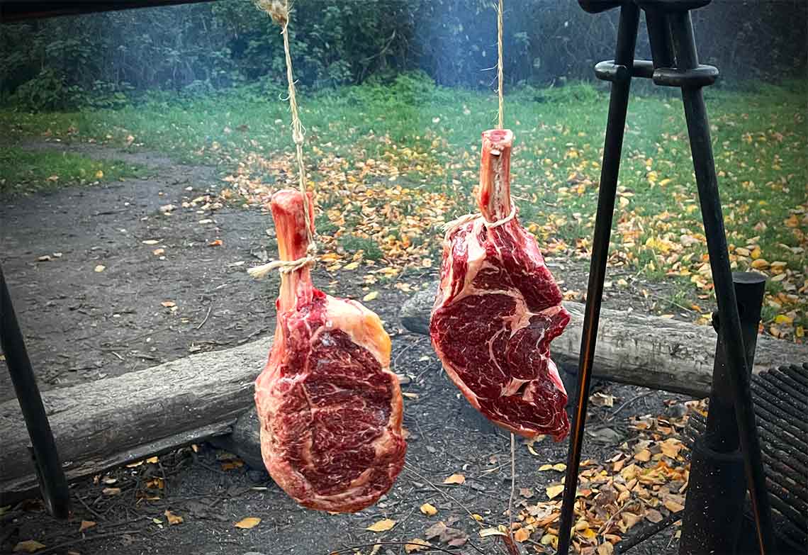 tomahawk steak over bål
